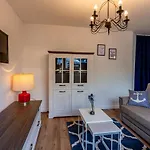 Vandrerhjem & *