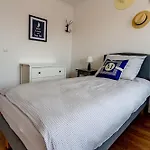 & بيت شباب